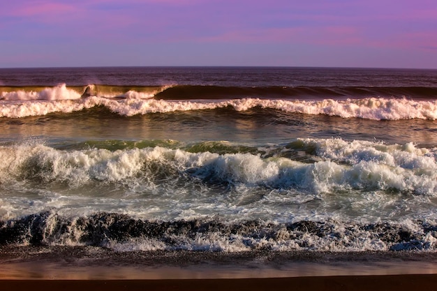 Волны в Тихом океане у побережья полуострова Камчатка на закате