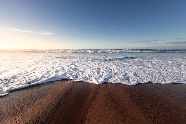 사진 biarritz basque country의 ilbarritz 해변에 도달하는 파도