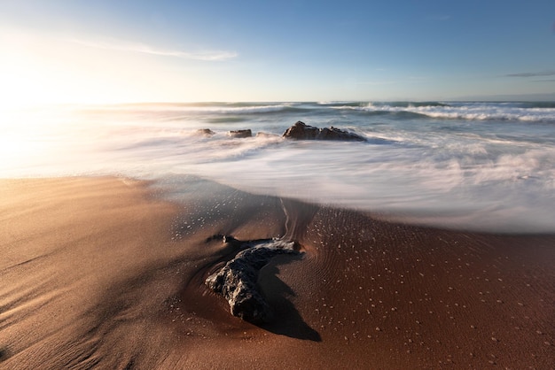 사진 biarritz basque country의 ilbarritz 해변에 도달하는 파도