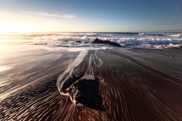 사진 biarritz basque country의 ilbarritz 해변에 도달하는 파도