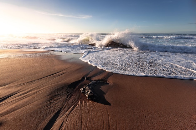 Biarritz Basque Country의 Ilbarritz 해변에 도달하는 파도