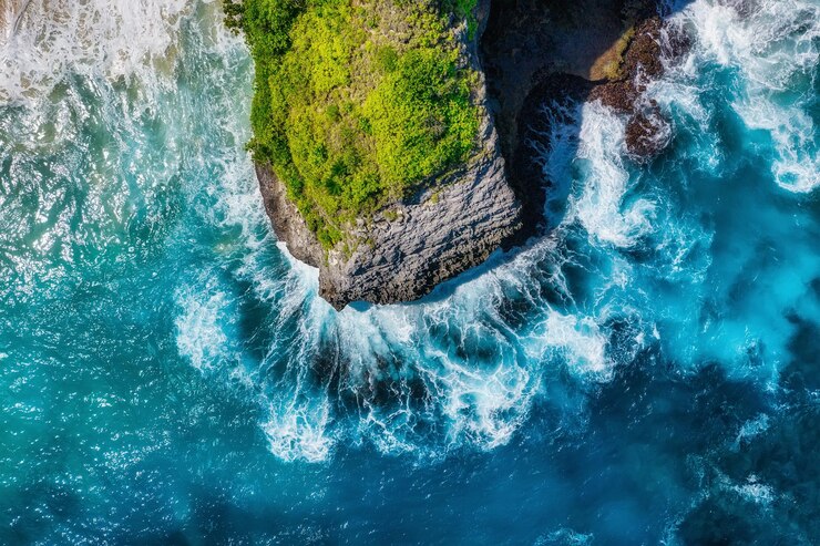 平面図からの背景としての波と岩 平面図からの青い水の背景 空からの夏の海 バリ島 インドネシア 旅行イメージ
