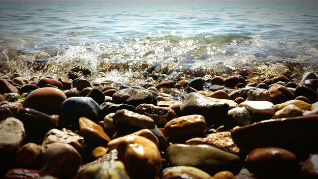 Photo waves on rocks at shore