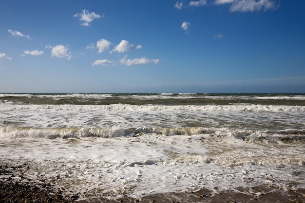 ビーチ、ティレニア海、シチリア島、イタリアに波が転がる