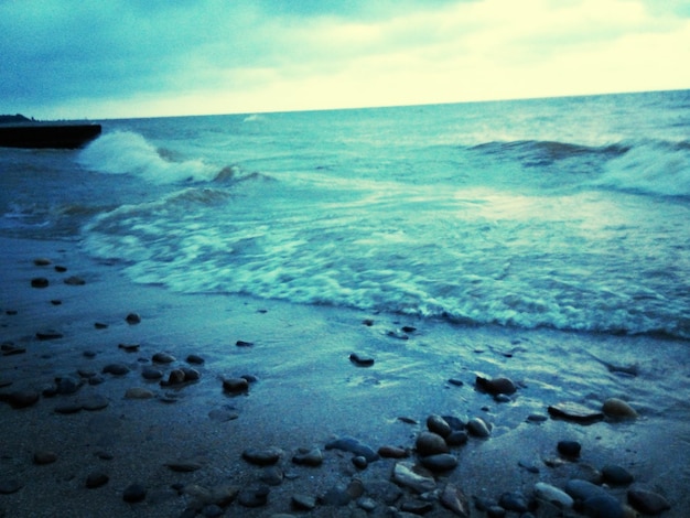 Foto le onde si precipitano sulla riva