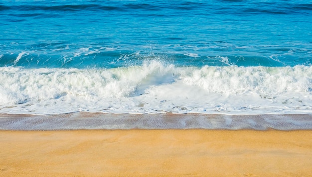 Photo waves rushing towards shore