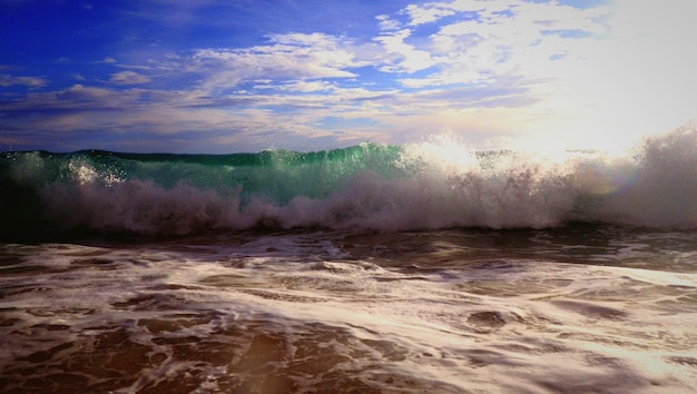 Foto le onde del mare contro il cielo nuvoloso