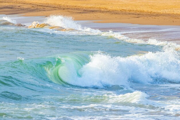 夏の浜辺の砂浜に打ち寄せる海の波