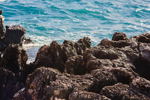 Волны моря на каменистом пляже Кефалонии