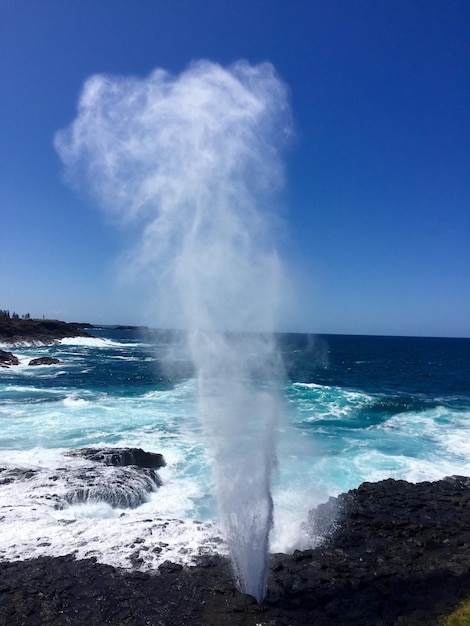 写真 波が岩に飛び交う