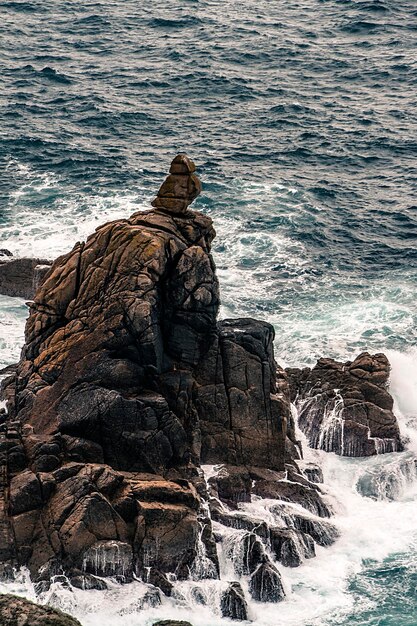 Фото Волны брызгают по скалам в море