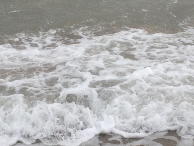 Foto le onde che schizzano sulle rocce