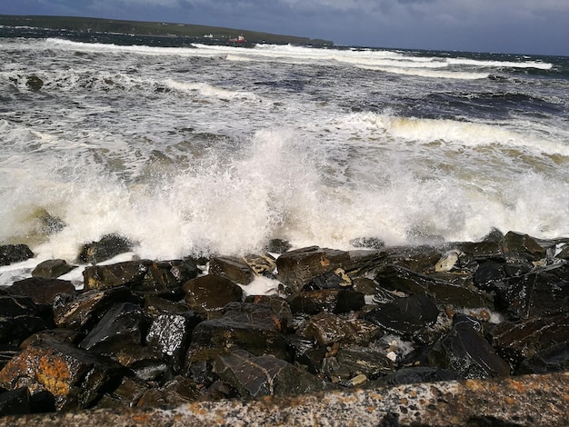 Foto le onde che schizzano sulle rocce