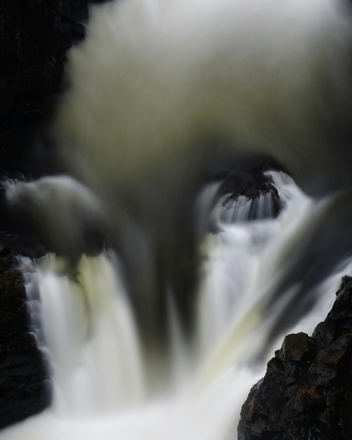 Photo waves splashing on rocks