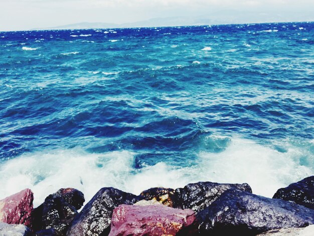 Foto le onde che schizzano sulle rocce