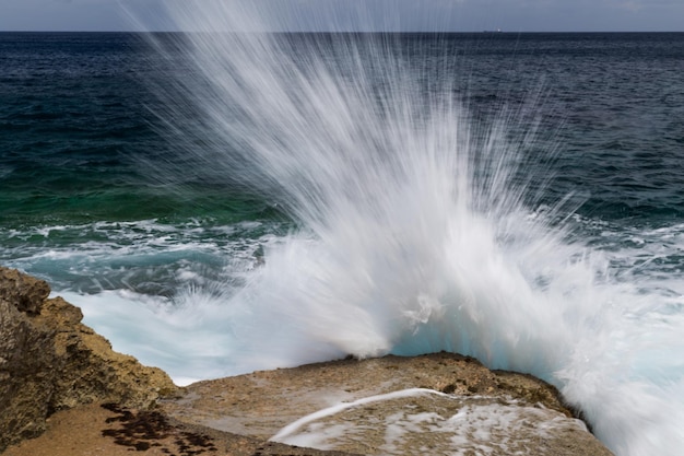 Foto le onde che schizzano sul mare contro il cielo