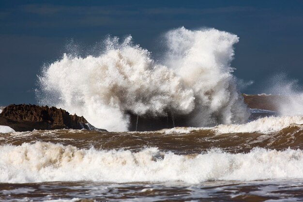 Photo waves splashing in sea against sky