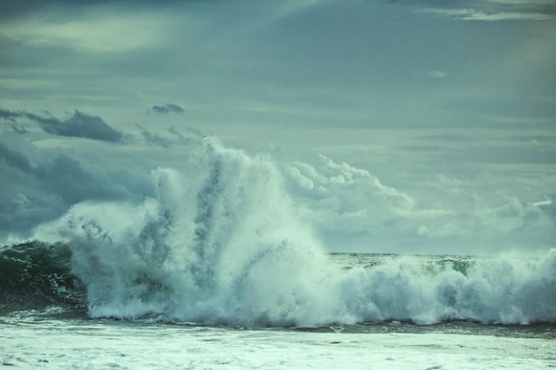 Foto le onde che schizzano sul mare contro il cielo