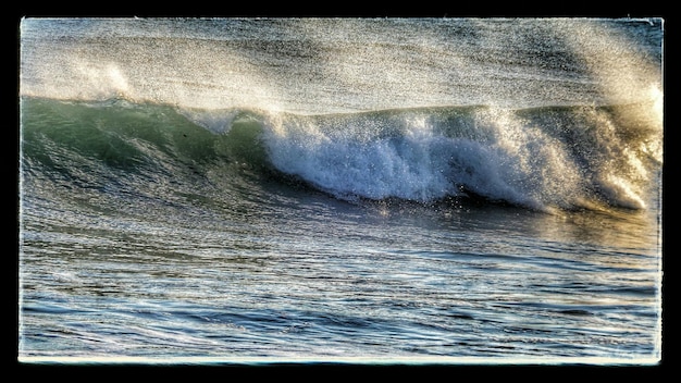 Photo waves splashing in sea