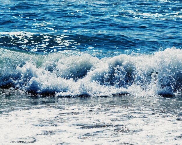 Photo waves splashing in sea