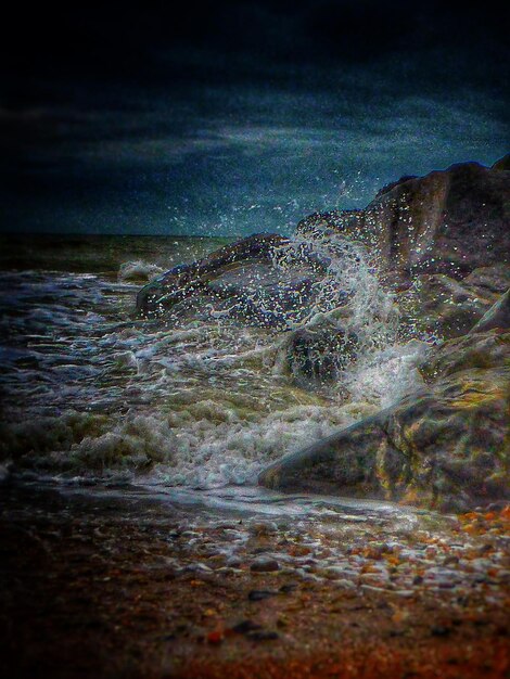 Foto le onde che schizzano in mare