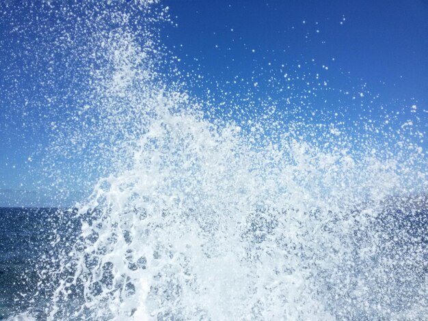 海の波が飛び交う