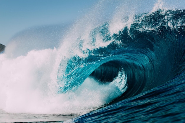 Photo waves splashing in sea