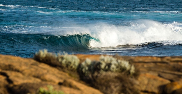 Foto le onde che schizzano in mare