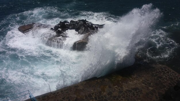 Photo waves splashing on shore