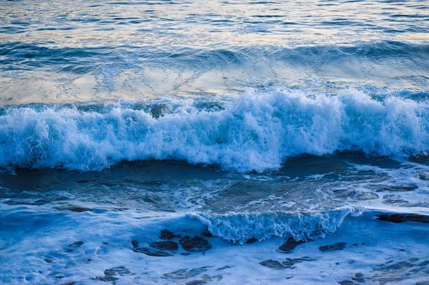 Foto le onde che schizzano sulla riva