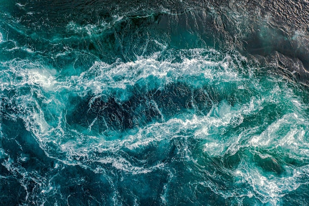 満潮時と干潮時に川と海の水の波が出会う。ノルウェー、ヌールラン、ソルトシュトラウメンの大渦潮の渦潮