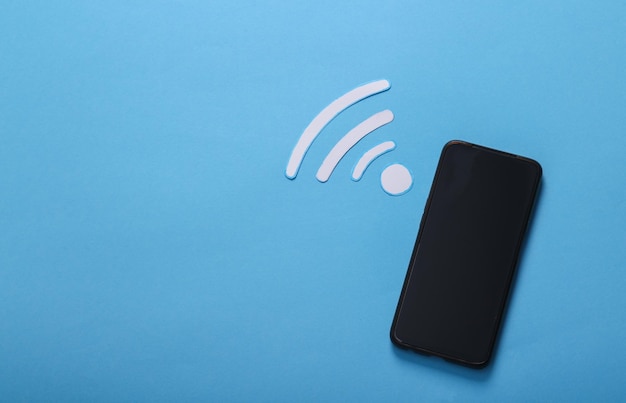 Икона Wi-Fi и смартфон на синем фоне