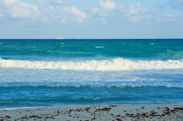 멕시코 카리브해 연안에 거품이 이는 파도