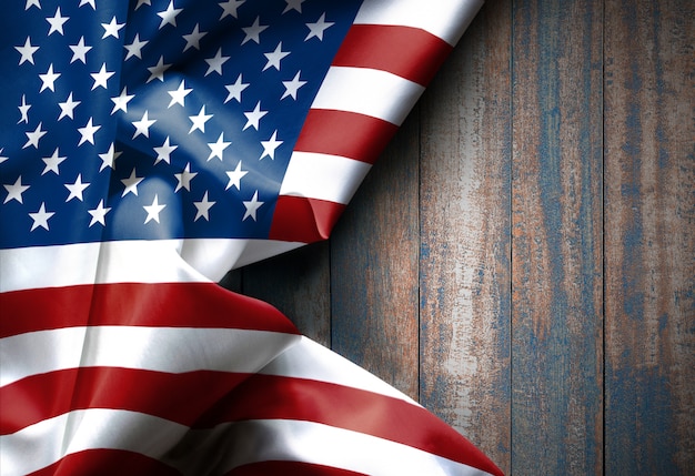 Bandiera americana d'ondeggiamento degli stati uniti d'america su struttura di legno