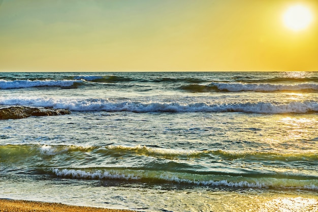 夕日の波状地中海