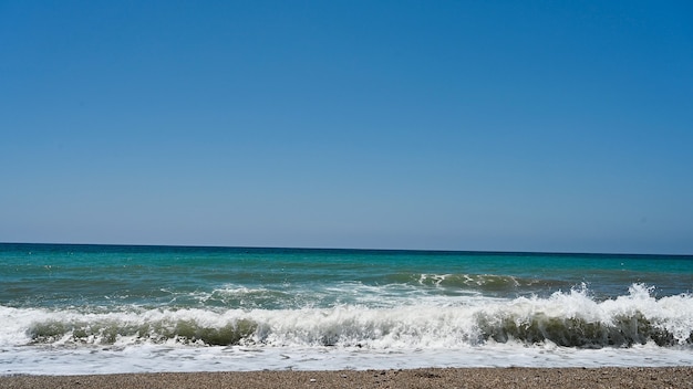 ビーチの端にある波状の海