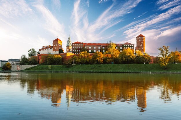 와벨 성 (Wawel Castle) 은 크라코프 (Poland) 의 유명한 랜드마크이며, 위스 (Wis) 강 연안의 풍경이다.