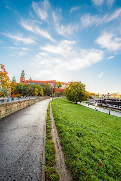 Foto wawel kasteel beroemd landmerk in krakau polen landschap aan de kust van de rivier de wis