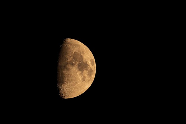 夕方の空に上る三日月。