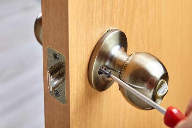 Way of attaching doorknob using exposed set-screws to secure the handle to  threaded spindle.