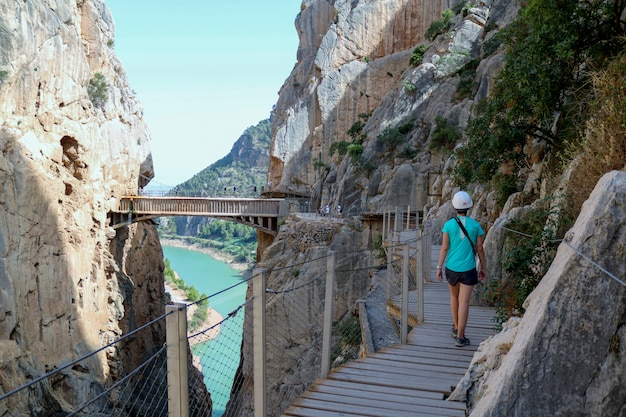 여자와 "Caminito del Rey"의 길.