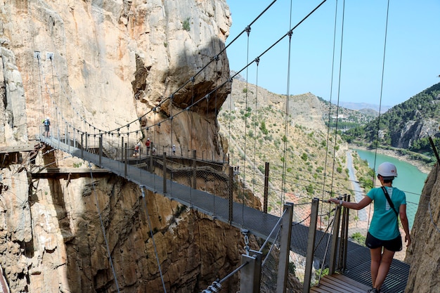 여자와 "Caminito del Rey"의 길.