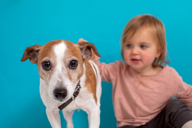 Wazig baby streelde schattige hond