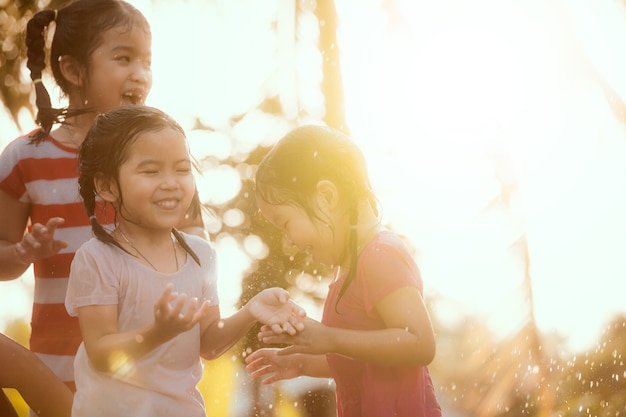 Wazig beeld van Aziatische kinderen met plezier met het water