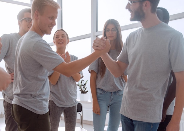 Wazig beeld van een groep jonge mensen die in een cirkel zitten