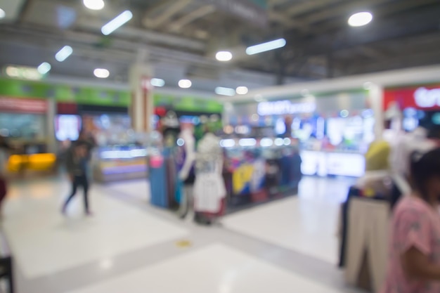 Wazig beeld van mensen die bij winkelcentrum lopen