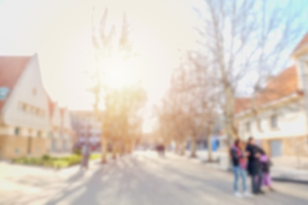 Wazig beeld van mensen lopen langs de straat in een dorp.