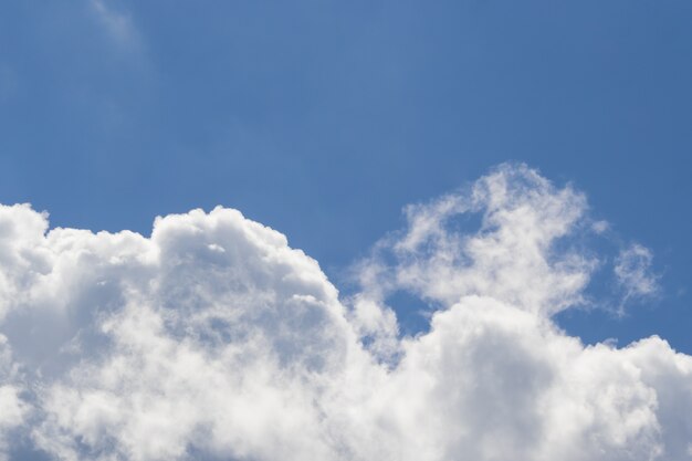 Wazig beeld van witte wolken aan de donkerblauwe lucht Hoe meer je kijkt, hoe meer je op nieuwe ideeën, ideeën en fantasieën komt.