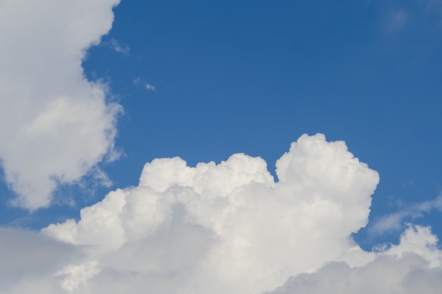 Wazig beeld van witte wolken aan de donkerblauwe lucht Hoe meer je kijkt, hoe meer je op nieuwe ideeën, ideeën en fantasieën komt.