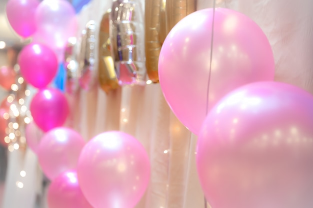 Wazig beelden van ballonnen met warme verlichting in de vergaderzaal voor de achtergrond